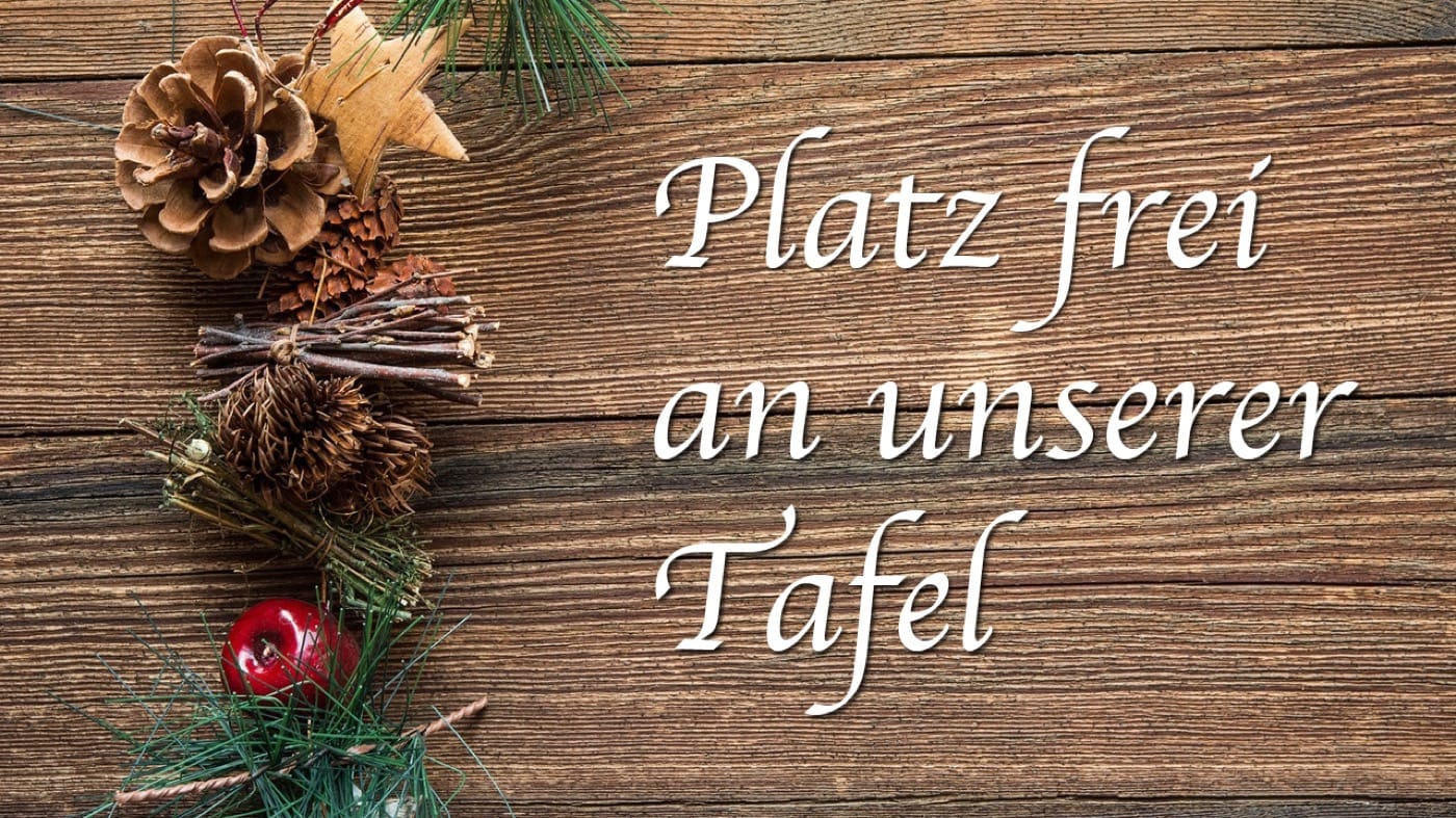 Stillleben mit weihnachtlicher Dekoration, rechts daneben steht 