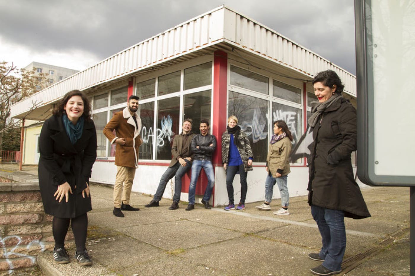 Die Initatoren der KulturMarktHalle Berlin vor dem Gebäude