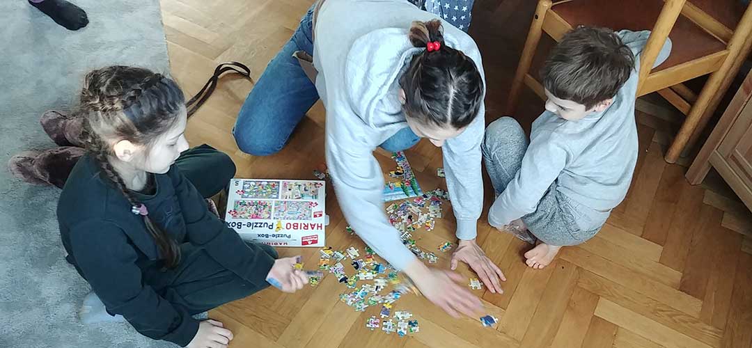 Unter den Sachspenden aus der Nachbarschaft sind auch viele Spielsachen für die Kinder