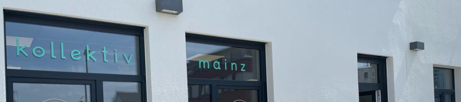 Auf den großen Schaufenstern mit schwarzem Rahmen steht 