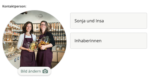 Sonja und Insa zeigen sich auf einem Foto in ihrem Laden als Kontaktpersonen für das Gewerbeprofil