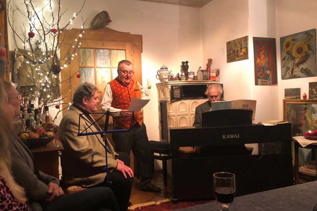 Münchner Nachbar:innen beim Adventskonzert im Wohnzimmer von HP